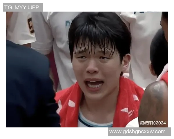 杨瀚森3分钟被吹3犯引热议！媒体人：裁判吹别人这尺度就是纯扯淡